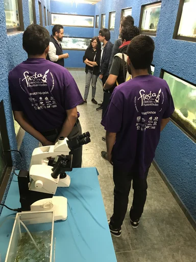 Grupo durante una actividad guiada en el acuario.