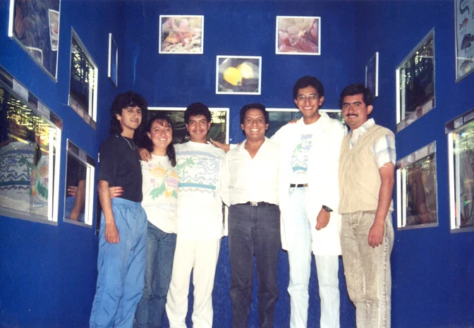 Grupo en el área de exhibición; fotografía de fecha sin confirmar.