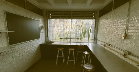 Espacio de laboratorio del edificio L-5 mostrado en la sección sobre los orígenes.