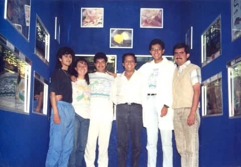 Fotografía de grupo en la sala de exhibición, presentada en «Los inicios».