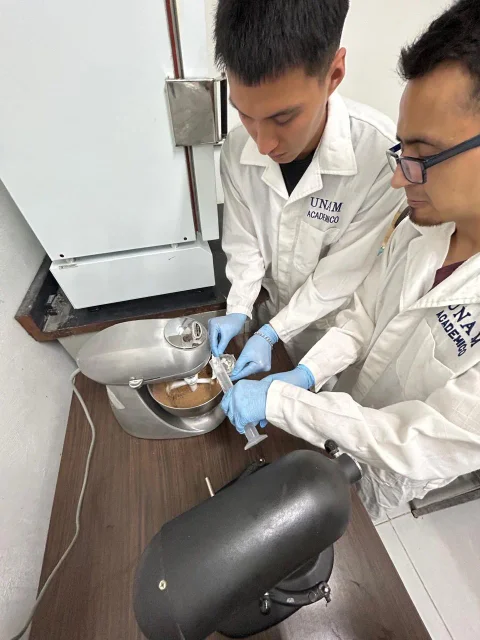 Trabajo de laboratorio con equipo de medición y material de investigación.