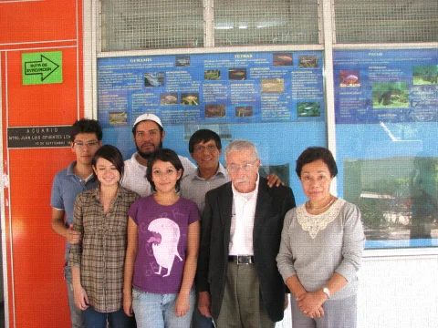 Fotografía de grupo frente a la entrada del acuario, incluida en la presentación.