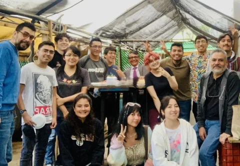 Estudiantes y colaboradores reunidos en el área de cultivo del acuario.