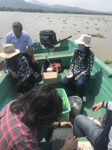 Equipo trabajando desde una embarcación durante una salida de campo.