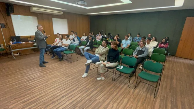 Instructor presenta ante un grupo durante una sesión de taller de acuicultura.