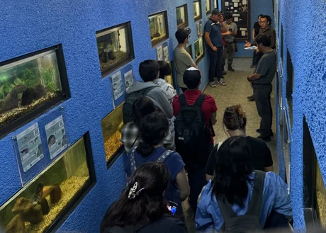 Visitantes durante un recorrido por el acuario.
